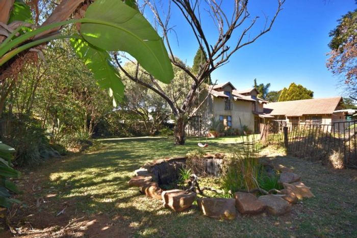 Bloubosrand House For Sale: 5 Bedrooms, 3.5 Bathrooms, Spacious Garden, Versatile Living Areas.