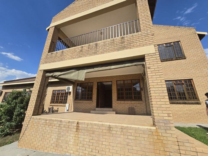 Leopards Bush House For Sale: 5 bedrooms, pool, garage, spacious yard.