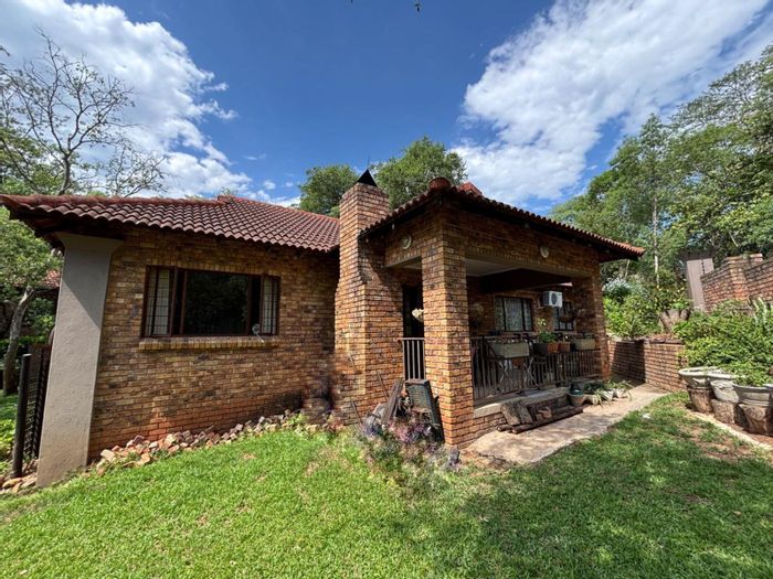 House for Sale in Hazyview Central: Secure complex, spacious garden, built-in braai.