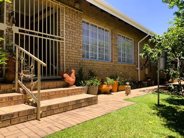 For Sale: House in Modimolle Central with spacious yard and ample parking.