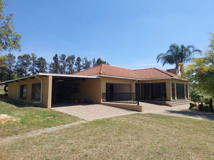 Mnandi House To Rent: Spacious layout, garden, secure parking, and pet-friendly.