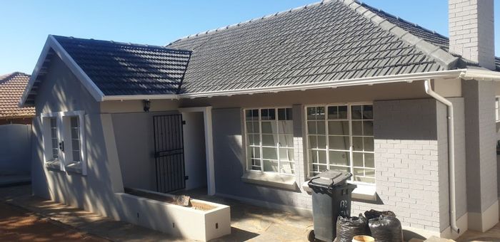 Linmeyer House For Sale: 3 beds, 2 flatlets, pool, secure with CCTV.