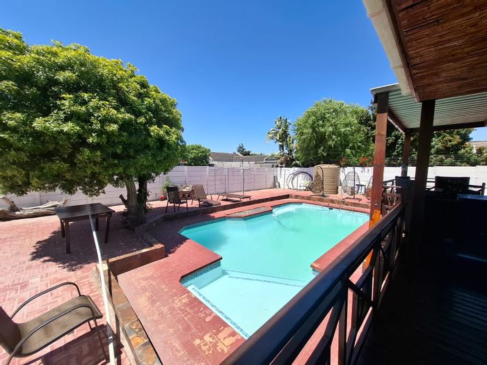 For Sale: House in West Riding with 7 ensuites, pool, and carport.