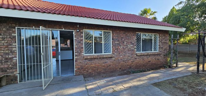 For Sale: South Ridge Townhouse with 2 bedrooms, large garden, and garage.