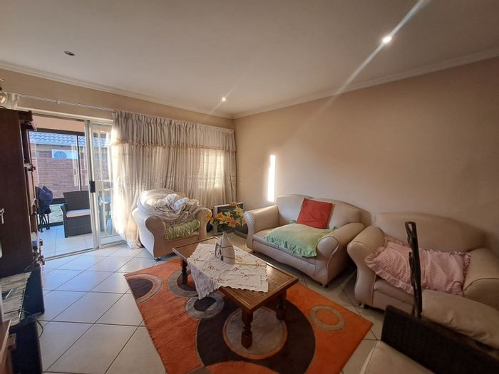 Mooikloof Ridge Townhouse To Rent: 2 beds, garden, security, communal amenities.