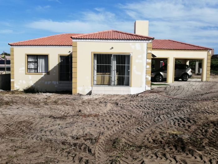 House For Sale in St Francis On Sea: Open plan, inbuilt braai, borehole.