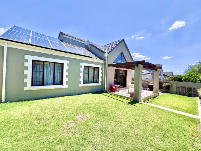 Sunninghill Townhouse To Rent: 3 bedrooms, study, garden, double garage, pet-friendly.