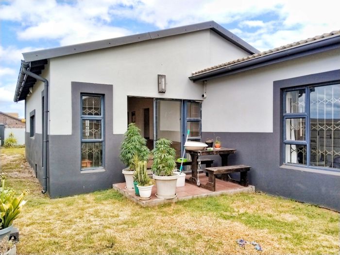 For Sale: House in Parsons Ridge with open-plan kitchen, garden, and solar geyser.