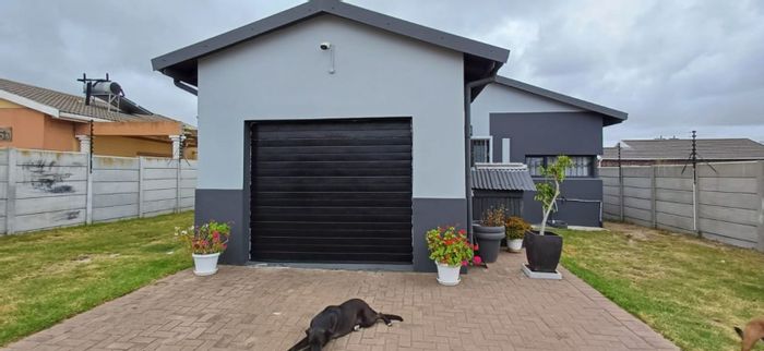 For Sale: House in Parsons Ridge with open-plan kitchen, garden, and solar geyser.