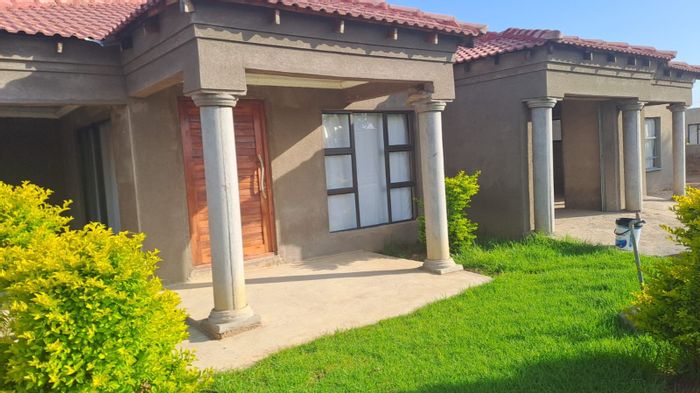 For Sale: Mankweng House with 3 Bedrooms, Double Garage, and Cottage.