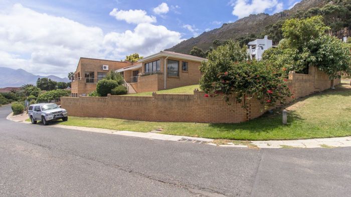 For Sale: House in Mountainside with 4 bedrooms, wine cellar, and sea views.