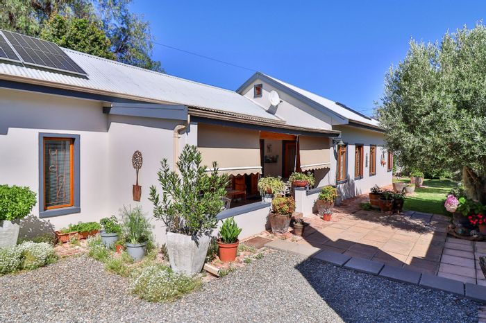 Versatile house in Robertson Central for sale with dual dwellings and extensive amenities.