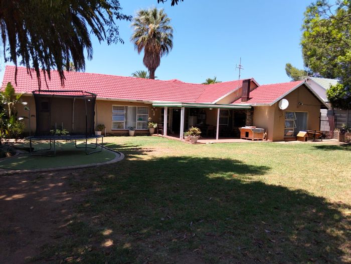 For Sale: House in Van Riebeeck Park with spacious yard and pool.