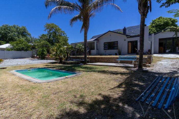 For Sale: Family home in Villiersdorp Central with pool, garden, and storage space.