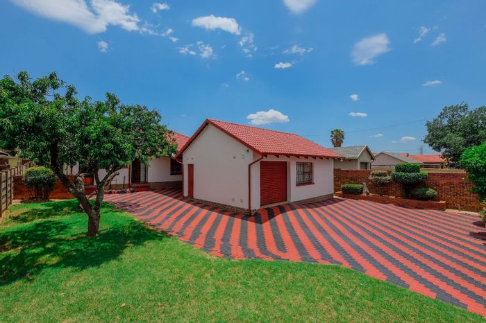 3-Bedroom House with Flatlet Potential and Spacious Yard in Witpoortjie, For Sale.