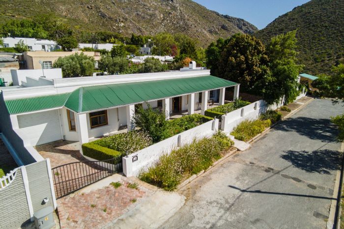 Montagu Central House For Sale: 3 beds, garden, garage, mountain views.