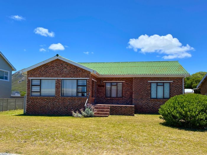 Franskraal House For Sale: Spacious layout, garden, and close to beach access.