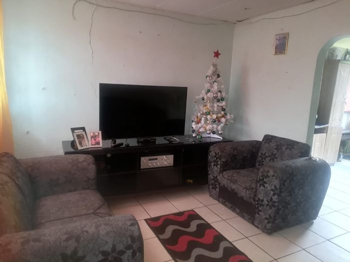 Arcadia House For Sale: 2 Bedrooms, ample parking, near shops and amenities.