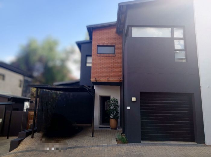 Hurlingham Cluster For Sale: 3 beds, private garden, open-plan living, secure parking.