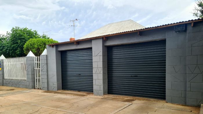 De Beers House For Sale: 3 Bedrooms, low maintenance yard, security features.