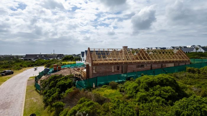 For Sale: House at St Francis Links with golf access, pool, and security.