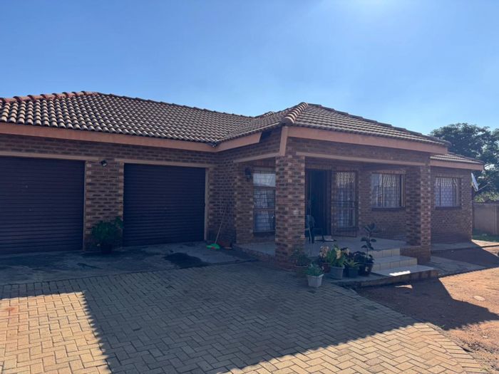 For Sale: House in Aloe Ridge with 3 bedrooms, large yard, and garages.