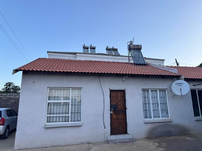 1-Bedroom Apartment To Rent in Burgersfort Rural with private bathroom and carport.