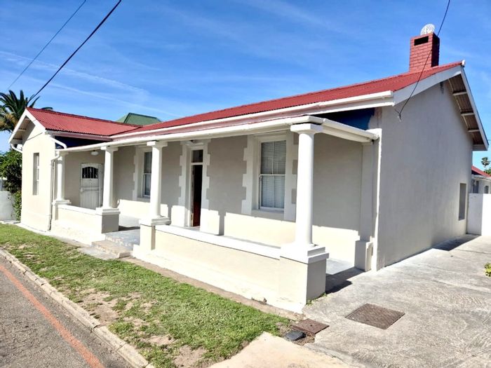 Historic 4-bedroom house with flatlet, garden, and dual street access in Albertinia Central. For Sale.