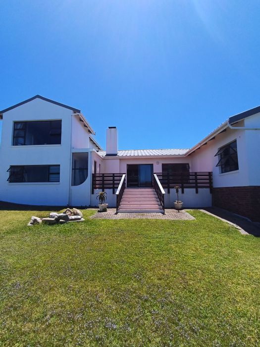Cape St Francis Central House For Sale: Spacious layout, sea views, ample parking.