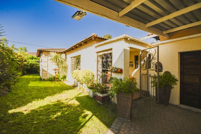 For Sale: Townhouse in Grabouw Central with garden, office, and double garage.