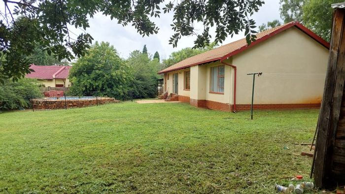 House to Rent in Heuweloord: 3 beds, garden, splash pool, double carport.