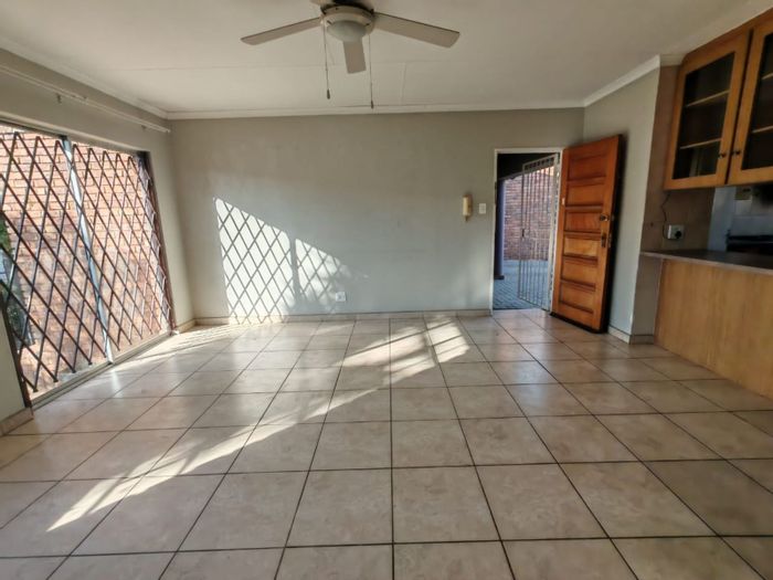 Townhouse To Rent in Amberfield Heights: 2 beds, pet-friendly, 24-hour security.