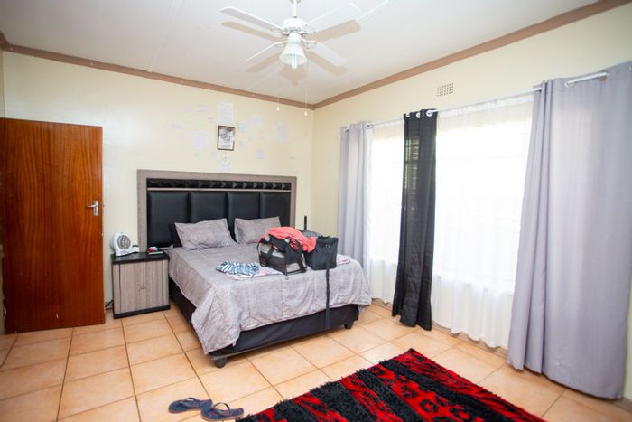 Impala Park House For Sale: 4 Bedrooms, Pool, Double Garage, Low-Maintenance Yard.