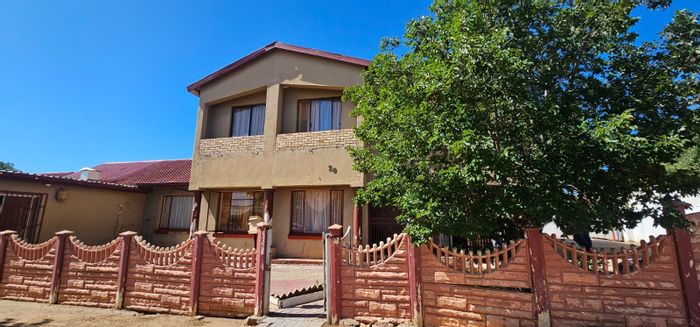 5-Bedroom House in De Beers For Sale: Garage, Study, Staff Quarters, Pre-Paid Electricity.