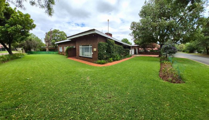 Spacious Valhalla House For Sale: 3 Bedrooms, Flatlet, Large Garden, Security Features.