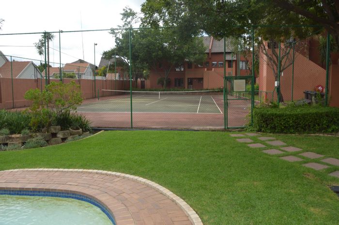 Sunninghill Apartment For Sale: Loft space, private balcony, clubhouse, pool, tennis court.