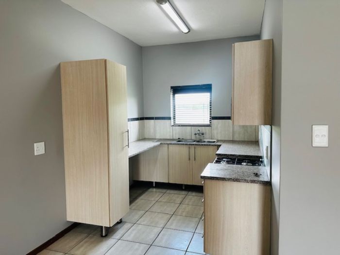 For Sale: Apartment in Terra Nova with 2 bedrooms, backup power, and security.