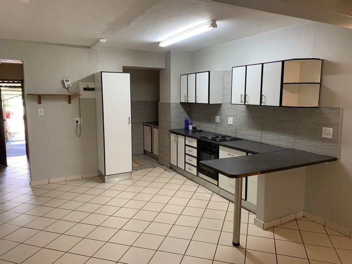 Arborpark Townhouse For Sale: 2 beds, private garden, secure parking, guest amenities.