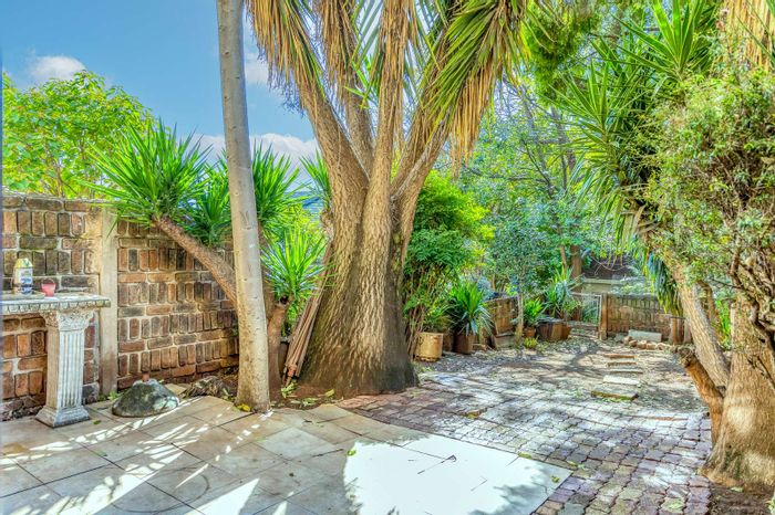 Windsor East Townhouse For Sale: 2 Bedrooms, private garden, basement parking, great location.