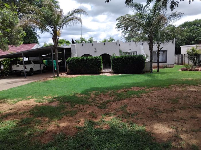 Spacious 4-bedroom house with pool, solar power, and ample parking in Modimolle Central. For Sale.