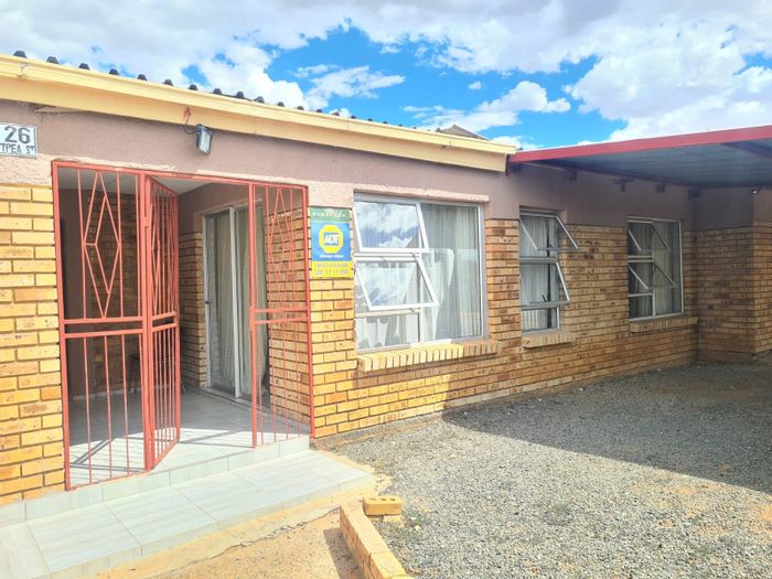 3-bedroom house in Roodepan for sale with secure fencing and carport.