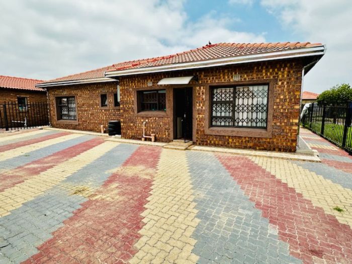 For Sale: Spacious 3-Bedroom House in Embalenhle with Yard and Backyard Rooms.