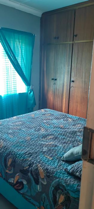 For Sale: 4-Bedroom House in Mountain View with Pool, Garage, and Garden.
