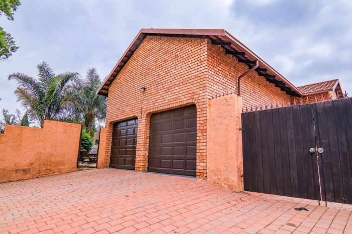 4-Bedroom House For Sale in Country View with spacious yard and prime location.