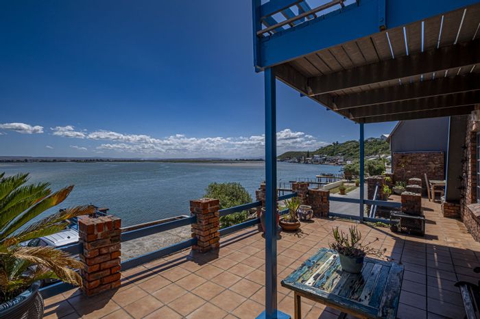 For Sale: House in Amsterdamhoek with 4 bedrooms, jetty, and ample parking.