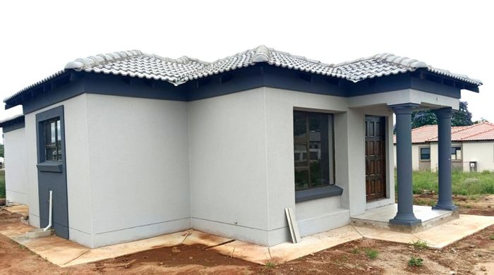 For Sale: House in Bendor with 3 bedrooms, open-plan living, close to amenities.