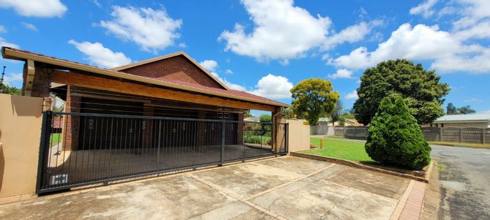 Bonaero Park House For Sale: Pool, garden, garages, study, and extra rooms.