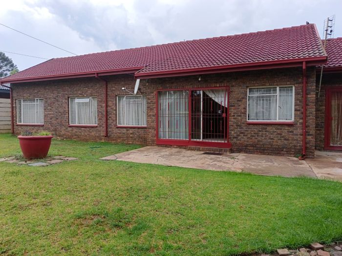 Bester House For Sale: 3 beds, double garage, spacious garden, near schools.