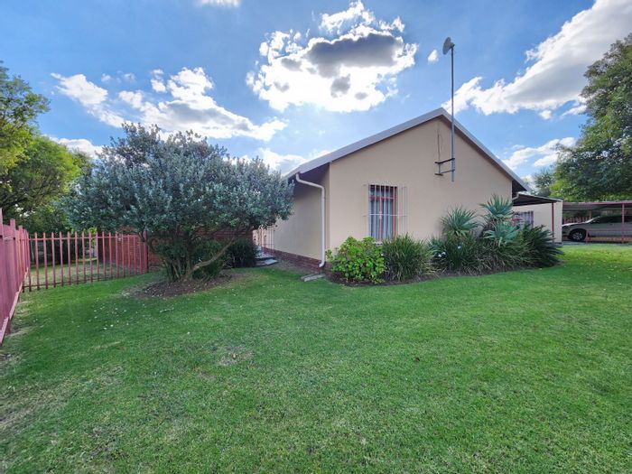 For Sale: 4-bedroom house in Suidheuwel with double garage and spacious yard.