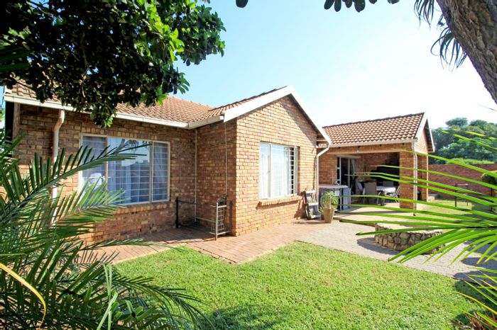 For Sale: Wierda Park House with 3 beds, 2 baths, 3 garages, and boma.